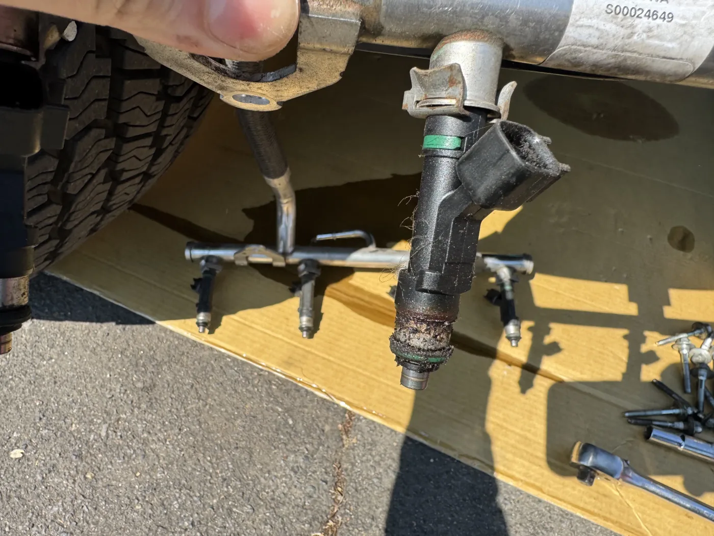 Fuel pressure gauge connected